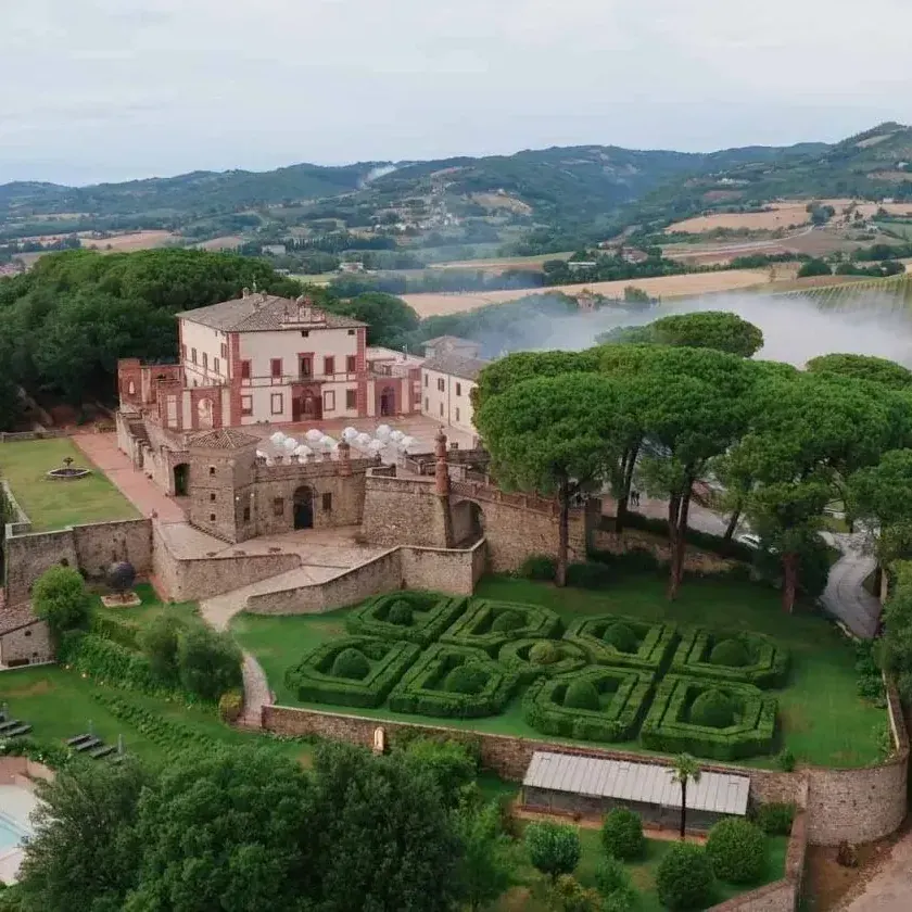 Castello di Solfagnano visto dal drone, con il giardino all'italiana