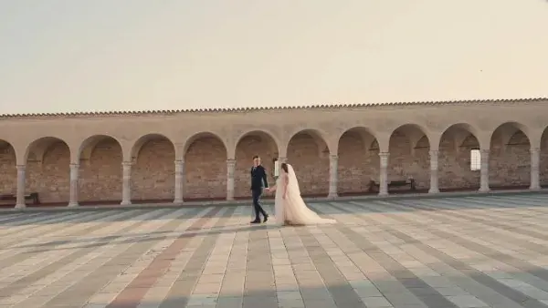 Yuri e Francesca nel cortile del Castello di Rosciano